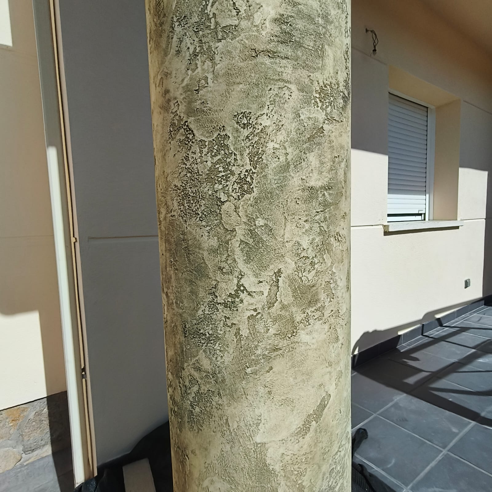 Columnas exteriores en imitación piedra