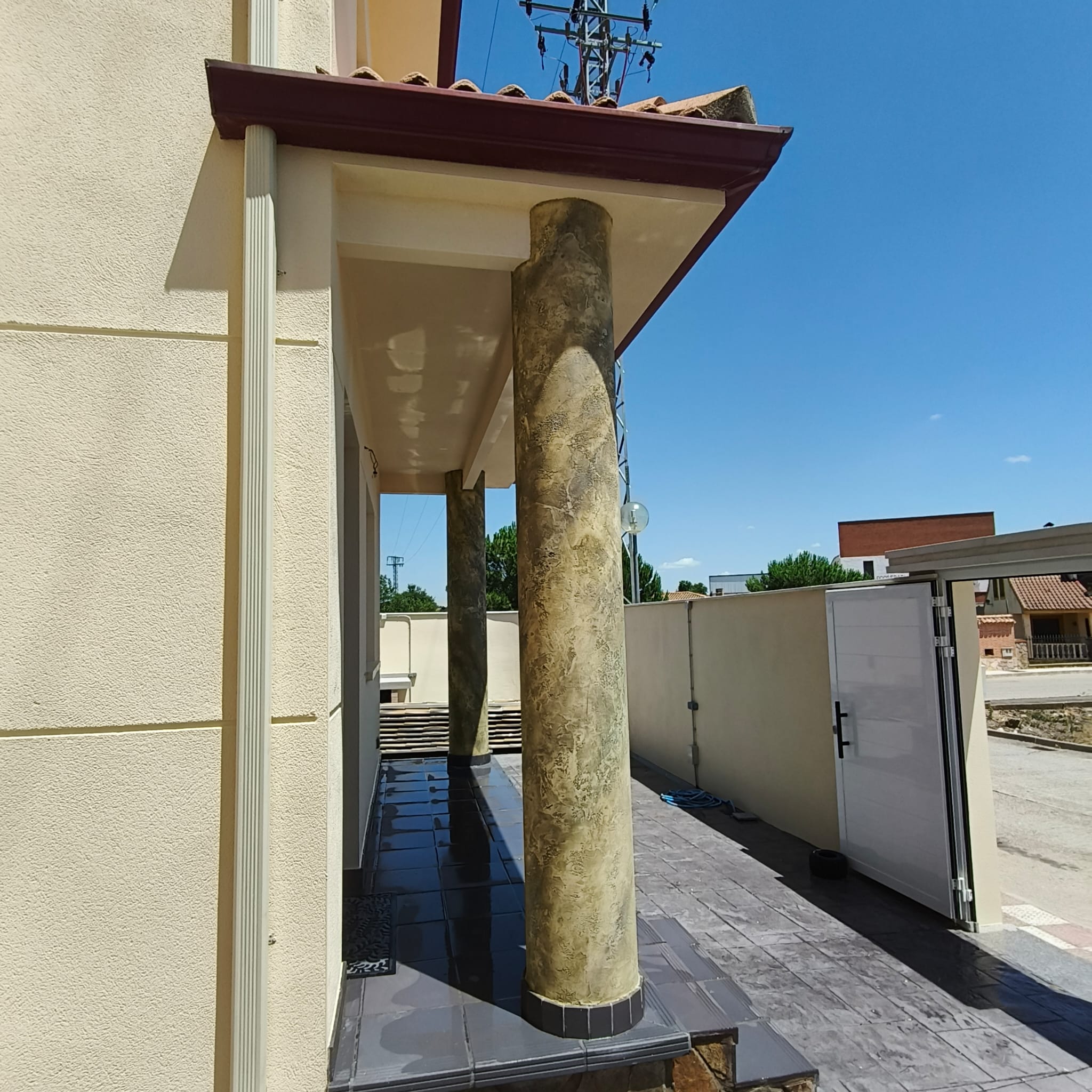 Columnas exteriores con acabado de imitación piedra