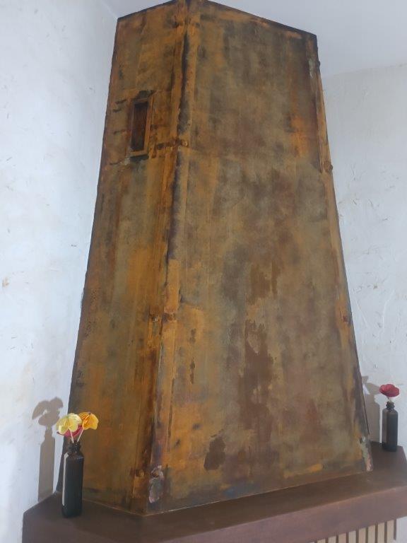 Detalle de chimenea acabada con óxido