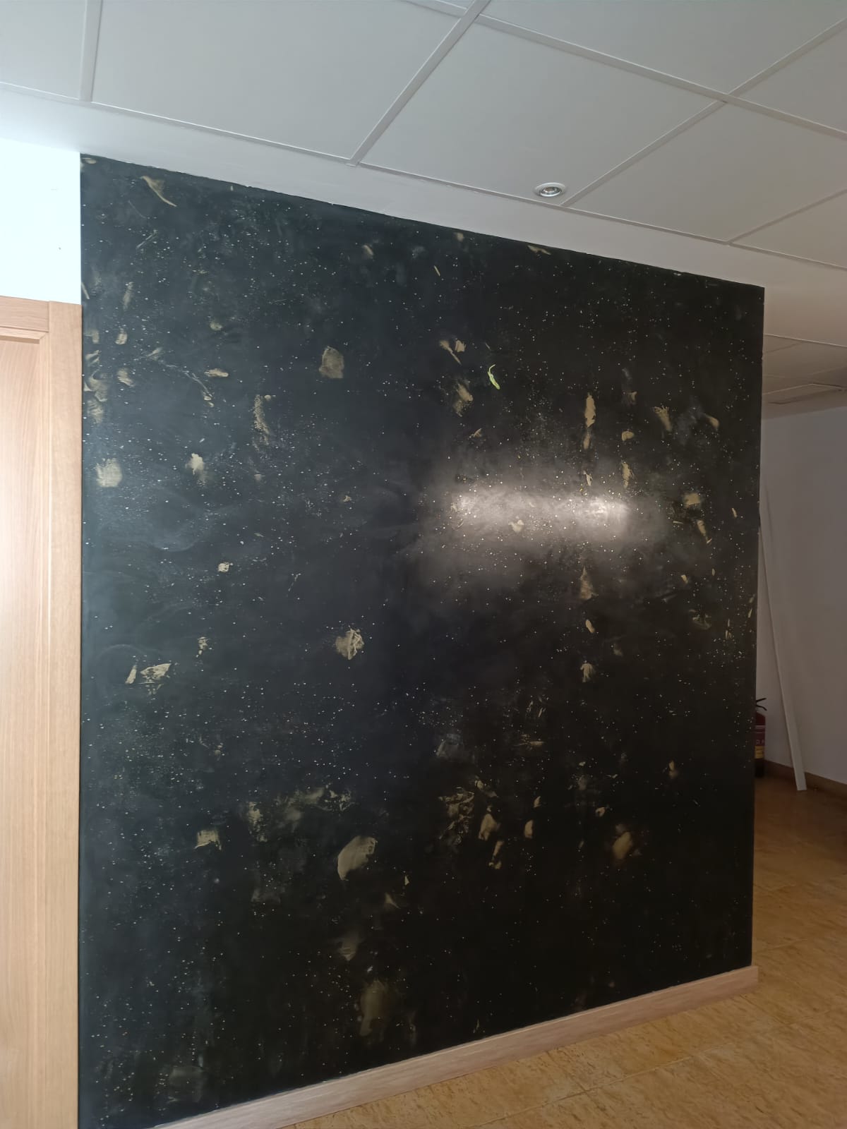 Pared decorativa de marmoleo negro y oro líquido realizada por AMH Pintores